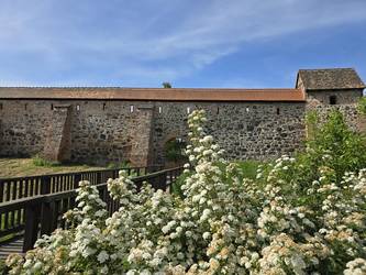 Die Marienpforte in Zerbst/Anhalt mit Blick auf die historische Stadtmauer