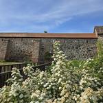 Marienpforte in Zerbst/Anhalt mit Blick auf einen Teil der Stadtmauer