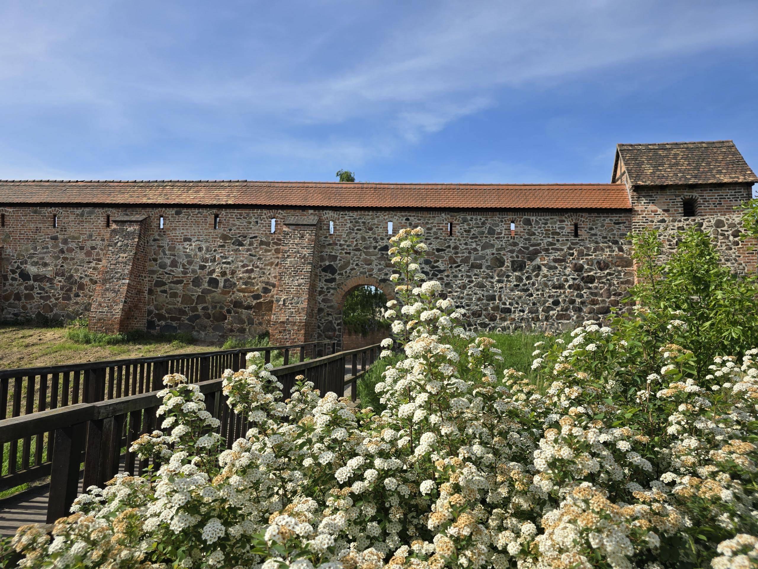 Die Marienpforte in Zerbst/Anhalt mit Blick auf die historische Stadtmauer Die Marienpforte in Zerbst/Anhalt mit Blick auf die historische Stadtmauer